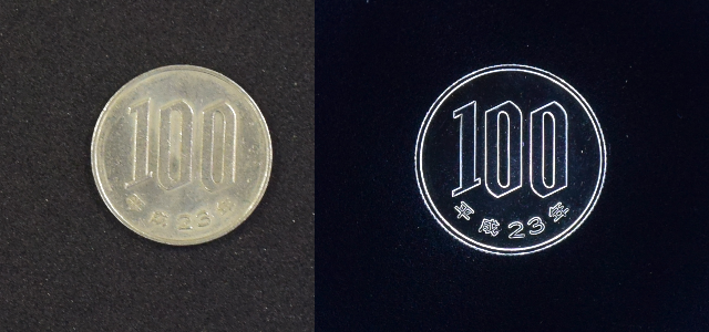 凹凸のある金属の比較:左は真上から、右はローアングルリング照明を使用した画像