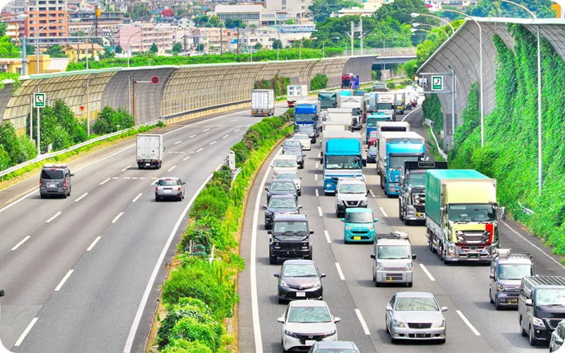 高速道路に車が走っている写真