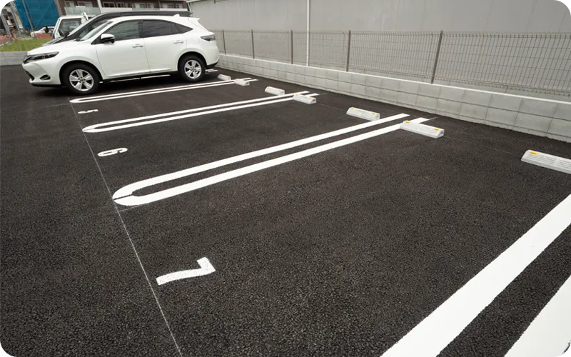 コインパーキングに車両が止まっている写真